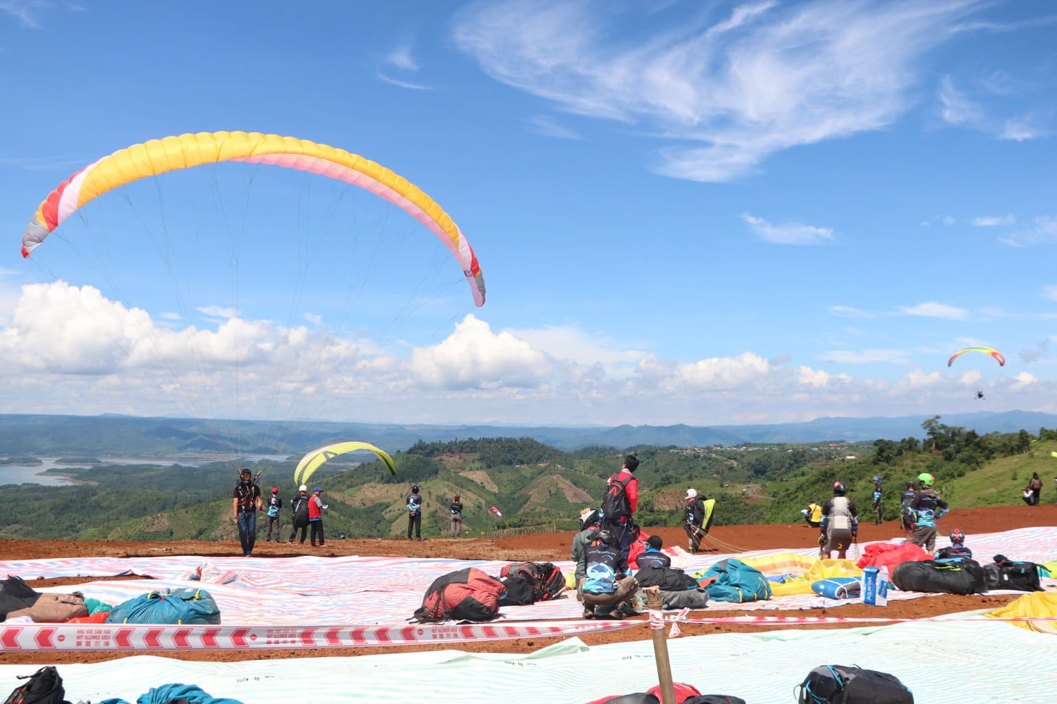 Trải nghiệm bay dù lượn ngắm trọn Tà Đùng - nóc nhà của Đắk Nông
